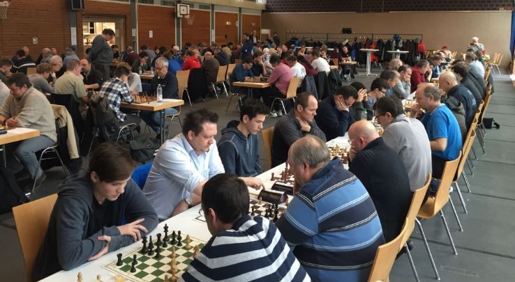 Au premier plan, de dos, l'équipe de Colmar