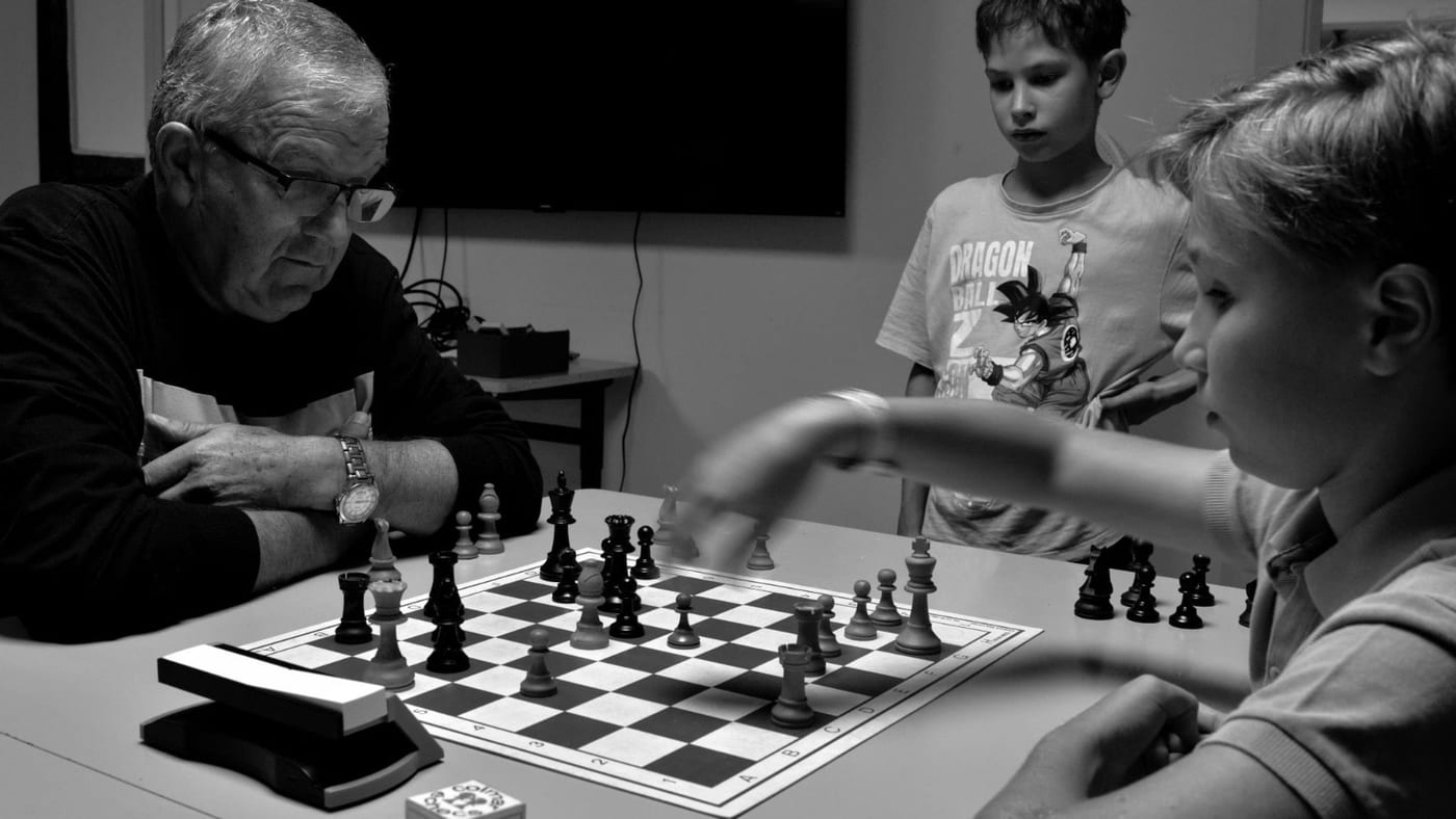 Une partie entre générations au club Colmar Échecs
