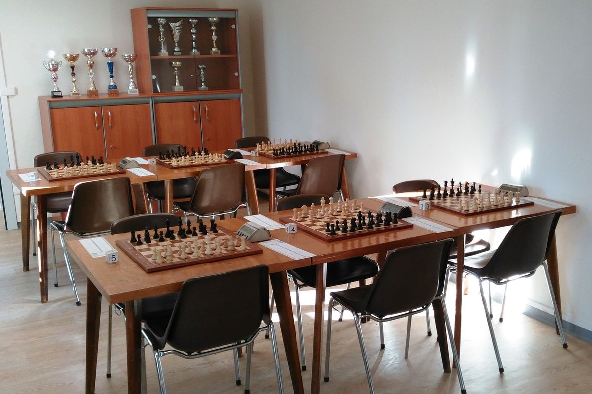 Les tables sont prêtes, nous attendons 40 convives ! Une vue de la salle Garry Kasparov avant le match
